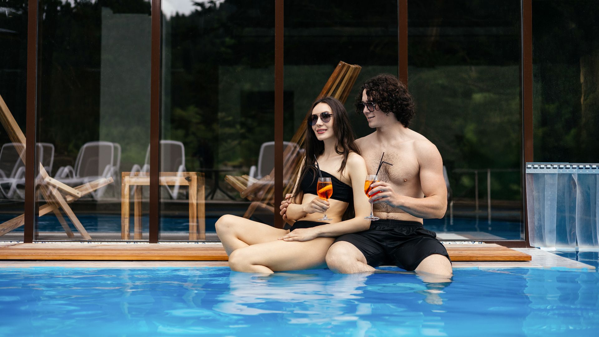 Открытый подогреваемый бассейн